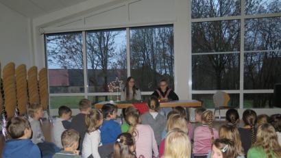 Bild: jzk
„Habt ihr alles verstanden?“, fragt Förderlehrerin Renate Szeri, als Emily Preißinger und Nadine Bielert (von rechts) ihre Adventsgeschichten vorgelesen haben.