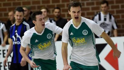 Bild: A. Schwarzmeier
Der SV Mitterteich ist beim Oberpfalz-Medien-Cup immer für einen Torjubel gut: Im vergangenen Jahr belegten Maurico Göhlert (rechts) sowie Tobias Müller (daneben) und Co. den dritten Platz.