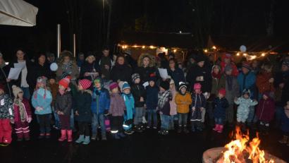 Bild: jr
Die Kinder des Kindergartens St. Hedwig bereichern das Adventsschaufenster mit ihren Liedbeiträgen.