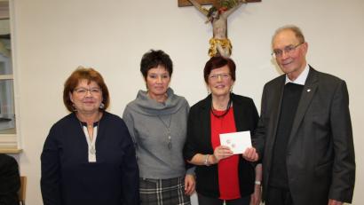 Bild: Beate Heinrich
500 Euro spendete die KAB Tirschenreuth aus dem Kreativen Töpfer- und Weihnachtsmarkt an Pater Helmut Stadermann. Er wird den Betrag an das diesjährige Weihnachtsprojekt der Steyler Missionare in Argentinien weiterleiten. Im Bild (von links): Christine Röckl und Waltraud Manoloudas vom Töpferteam der KAB, Vorsitzende Rita Kraus und Pater Helmut Stadermann.