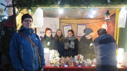 Bild: jzk
Die Schülerfirma „Creativ AG“ der Kemnather Realschule ist beim Candle-Light-Shopping mit einem Verkaufstand vertreten.