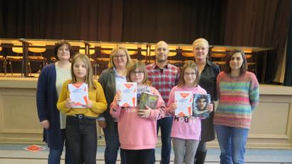 Bild: jzk
Die Juroren Ines Schedl, Susanne Hering, Christian Frischholz, Doris Wolf und Susanne Huber (hinten, von links) gratulieren den drei besten Vorleserinnen Lisa Wegmann (Schulsieger), Carina Otten (Dritte) und Cathryn Feilhuber (vorne, von links).