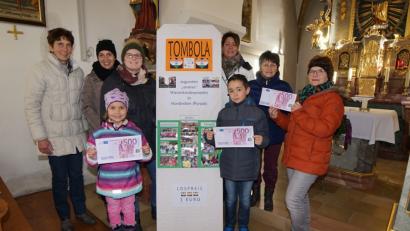 Bild: nib
Dank einer erfolgreichen Tombola und vielen Spendern gehen 1500 Euro an Waisenkinder in Nordindien.
Maria Prüfling, Gabi und Marie Attenberger, Marina Prüfling, Kathrin und Bastian Engelhardt, Renate Graf und Magdalena Schmidbauer freuten sich über die Unterstützung aus der Bevölkerung.