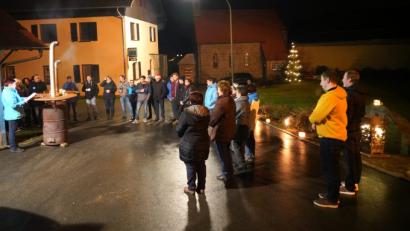 Bild: fvo
Christine Völkl (links) übernimmt beim Spielberger Eintauchen in den Advent" den besinnlichen Teil.