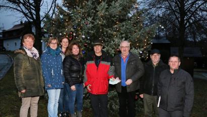 Bild: bsc
Mit einem herzlichen „Vergelt's Gott“ würdigt Herbert Putzer (Dritter von rechts), Vorsitzender des Vereins "Kinderkrebshilfe in der Region Oberpfalz-Nord", die einzigartige Spendenaktion des Schützenvereins Frauenreuth. Initiator Kurt Schramm (Vierter von rechts) überreicht den Gesamterlös der Christbaumkugelaktion in Höhe von 2300 Euro zusammen mit einer Vereinsabordnung des Schützenvereins Frauenreuth (von rechts Wolfgang Schlicht, Reinhard Schwarz, Claudia Schlicht, Tamara Jahn, Nadine Diesner und Angelika Schramm).