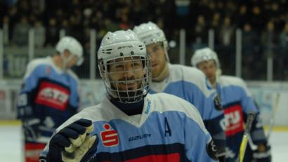 Bild: gb
Marcel Waldowsky strahlt: Das Tor zum 2:0 war sein 600. Scorerpunkt für die Blue Devils. Im weiteren Verlauf der Partie gegen den EHC Waldkraiburg (10:3) legte „Waldi“ noch drei Punkte nach.