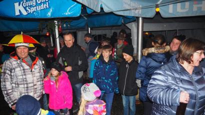 Bild: wmi
Am Nachmittag schüttet es wie aus Eimern und keiner denkt, dass die Dorfweihnacht in Moos stattfinden könnte. Doch am Abend hält die Witterung aus und so kommt es doch noch zur Feier.