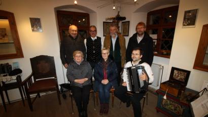 Bild: bjp
Monika Fink, Sieglinde Wick und Roland Küffner (sitzend, von links) begleiten die Ausstellungseröffnung mit weihnachtlichen Volksweisen. Darüber freuen sich Kreisheimatpfleger Robert Schön, Museumsleiter Anton Heindl, HAK-Vorsitzender Hans Rösch und zweiter Bürgermeister Hermann Schraml (stehend, von links).