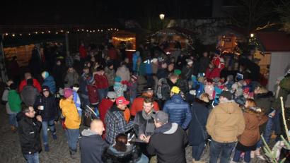 Bild: ads
Zwei Tage wurde der Schnaittenbacher Weihnachtsmarkt mit seiner festlich geschmückten Budenstadt mit romantischer Atmosphäre im Rathaus-Innenhof zum Besuchermagnet, so dass die Stadt als Organisator wieder einen vollen Erfolg verbuchen konnte. .