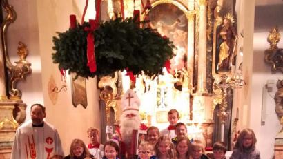 Bild: rbm
Gerne und ohne Furcht scharten sich die Kinder um den heiligen Nikolaus.