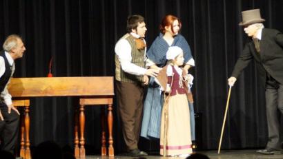 Bild: weu
Mit dem Stück "Scrooge" erzählt das Ovigo-Theaterensemble die Wandlung des Weihnachtshassers Ebenezer Scrooge (Bernhard Zellner, links). Weitere Mitwirkende in dieser Bearbeitung des Dickens-Klassikers sind unter anderem (von links) André Gießübl (Angestellter Cratchit), Paula Klepser (Cratchits Ehefrau) und Annika Gitter (Emma).