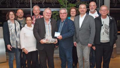 Bild: sön
DGB-Stadtverbands-Vorsitzender Bernhard Wallner wünschte „Bayerns DGB-Außenminister“ Helmut Fiedler (Fünfter und Sechster von rechts) schon jetzt alles Gute zu dessen Renteneintritt in vier Monaten. Dem schlossen sich auch die Vorstandsmitglieder Margarete Seegerer (Verdi), Jürgen Wenzlik (GdP), Maria Argentieri (Verdi), Kurt Kopf (GdP), Judith Uhlmann (IGM), DGB-Regionalsekretär Peter Hofmann, Werner Fick (IGM) und Jürgen Karow (IG Bau) an.