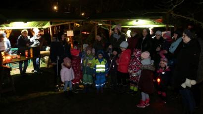 Bild: mef
Die Familien lauschen den Vorträgen der Kinder.
