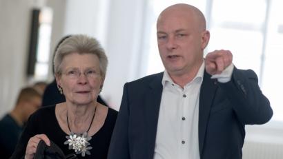 Bild: Peter Kneffel/dpa
Der suspendierte Regensburger Oberbürgermeister Joachim Wolbergs und die ehemalige Regensburger Oberbürgermeisterin Christa Meier (beide SPD) kommen am Montag in das Gerichtsgebäude.