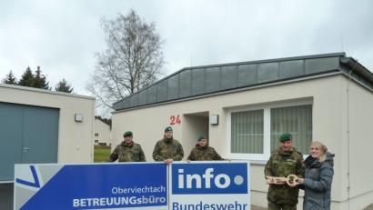 Bild: Portner
Ein neues Gebäude in der Grenzlandkaserne: Carmen Schlosser, Leiterin Objektmanagement, überreichte an den Bataillonskommandeur Christoph Huber den symbolischen Schlüssel für den Info-Point mit der Hausnummer 24. Mit dabei waren (von links) Stabsfeldwebel Norbert Veitenhansl, stellvertretender Bataillonskommandeur Michael Zweers und Stabsfeldwebel Werner Gläß als Leiter des neuen Betreuungsbüros.