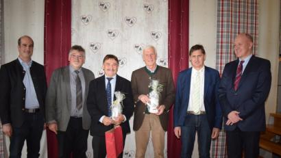 Bild: bnr
Der Erzeugerring für landwirtschaftlich pflanzliche Qualitätsprodukte Oberpfalz ernannte Gert Stadler (Dritter von rechts) zum Ehrenvorsitzenden. Max Graml (Vierter von rechts) wurde in den Ruhestand verabschiedet. Die Leistungen dieser beiden Fachmänner würdigten (von links) Thomas Zirngibl, Alfred Bauer, Johann Kreitmeier und Franz Baumer.