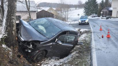 Bild: ws
Vermutlich aus Unachtsamkeit kam ein Autofahrer am Montag von der Straße ab und prallte frontal gegen einen Baum. Dabei zog sich der Mann einen Nasenbeinbruch sowie Schnittverletzungen zu.