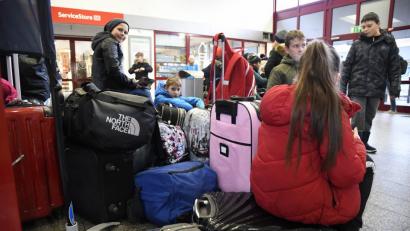 Bild: Petra Hartl
Eigentlich sollte die fünfte Klasse der Dreifaltigkeits-Mittelschule schon auf dem Weg ins Schullandheim sein. Notgedrungen machen es sich die Buben und Mädchen im Amberger Bahnhof bequem.