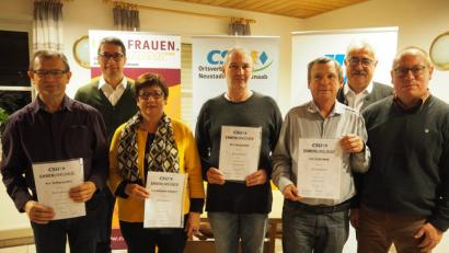 Bild: krb
Der CSU-Ortsverband Neustadt ehrt seine Mitglieder mit Bürgermeister Rupert Troppmann (Zweiter von rechts) und Bürgermeisterkandidat Armin Aichinger (Zweiter von links).