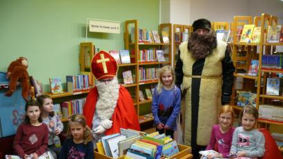 Bild: kgg
Der Nikolaus besucht mit Knecht Ruprecht die Kinder in der Bücherei.