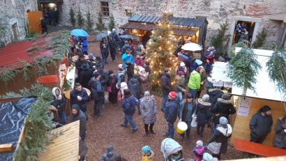 Bild: gi
Auch ohne Schnee konnten die Besucher den Weihnachtsmarkt im Innenhof des Schlosses genießen.
