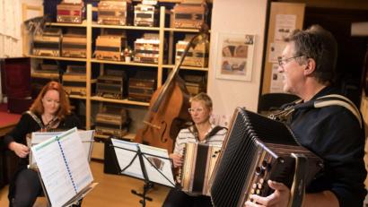 Bild: dtr
Der Kurs "Steirische Harmonika" im Musikantenladl ist reine Frauensache. Nur Wolfgang Lang fällt aus der Reihe.