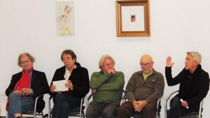 Bild: Dagmar Williamson
Vorsitzender Neuer Kunstverein Regenburg Rainer Schmidt, Professor em. Rudolph Bauer, Moderator Hans Graf, Professor em. Peter Angermann und Kulturamtsleiterin Barbara Leicht aus Neumarkt diskutieren über die Entwicklung der Progressivität in der Kunst.