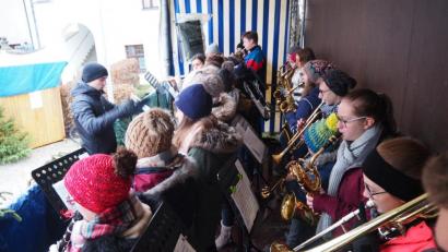 Bild: krb
Kein Glück mit dem Wetter hat der Neustädter Weihnachtsmarkt der Vereine.