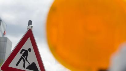 Bild: Lino Mirgeler/dpa
Feuchte Baustelle in Hirschau: Beim Kindergarten St. Wolfgang ist ein Wasserrohr gebrochen.