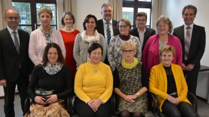 Bild: jr
Für 25 und 40 Dienstjahre wurden zahlreiche Lehrer ausgezeichnet. Im Bild (sitzend von links) Margit Stingl, Roswitha Schraml, Doris Lautenbacher und Marianne Schmidt, (stehend von links) Alfred Scheidler, Gabriele Schmidt, Schulrätin Martina Puff, Elisabeth Kinle, Personalratsvorsitzender Wilhelm Trisl, Irmgard Wittmann, Lothar Riedl, Marlies Frank und Schulamtsdirektor Rudolf Kunz.