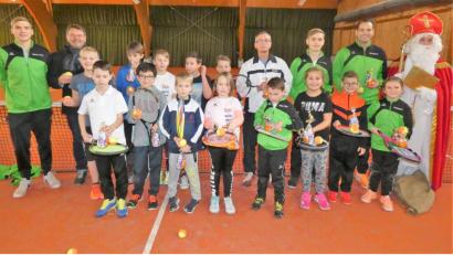 Bild: exb
Die Allerjüngsten aus der Abteilung Tennis stellen sich zum Gruppenbild mit Nikolaus sowie (von links) Hannes Kern, Vorsitzendem Wolfgang Kolb, Otmar Schröpf, Luis Kern und Heiko Faltenbacher.
