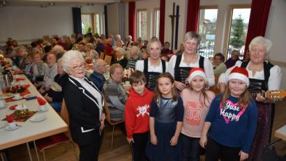 Bild: dob
Die städtische Seniorenbeauftragte Lotte Hofmann lud alle Senioren aus der Großgemeinde zur Adventfeier in den Pfarrsaal ein. Hilfe bekommt sie jetzt schon von ihren Urenkeln. Das Trio "Z'sammg'stimmt" aus Luhe brachte adventliche Musik mit, die es den Senioren leicht machte, in Nostalgie zu schwelgen.