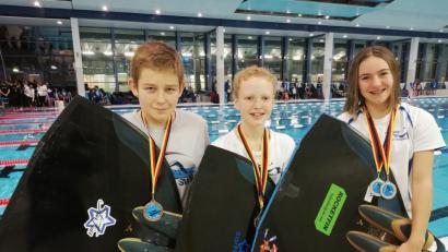 Bild: sön
Emily Rödl (Mitte) ließ der Konkurrenz in Berlin beim Finswimming mit der großen Flosse keine Chance. Auch ihre Mannschaftskollegen vom TSC Schwandorf, Tizian Bäuml und Nina Kohler, waren erfolgreich.