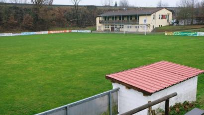 Bild: do
Das Spielfeld des FC Vorbach sei eine Vorzeigeanlage, die in der Region ihresgleichen suche, hieß es in der Sitzung des Gemeinderats. Ein Zuschuss der Kommune zum Kauf eines Spindelrasenmähers soll dazu beitragen, den guten Pflegezustand zu erhalten.