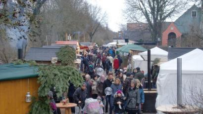 Bild: aub
Vom schlechten Wetter ließen sich die Besucher nicht abhalten und schlenderten durch den Nikolausmarkt.