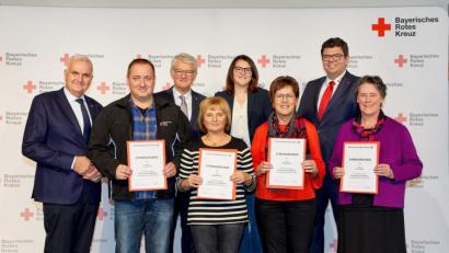Bild: exb
Die Arbeitsjubilare des Kreisverbandes Tirschenreuth im BRK Vera Ziegler (rechts), Brigitte Bauer (Dritte von rechts), Elisabeth Fehr (Vierte von links) und Armin Schoof (Zweiter von links) mit BRK-Präsident Theo Zellner (Dritter von links) , BRK-Landesgeschäftsführer Leonhard Stärk (links), BRK-Kreisgeschäftsführer Holger Schedl (Zweiter von rechts) und Amelie Bösl, Personalservices (Vierte von rechts).