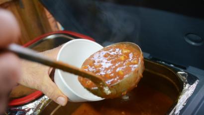 Bild: Gabi Schönberger
Schöpfer für Schöpfer verkauft der ASV in dieser Woche Suppe am Weihnachststandl.