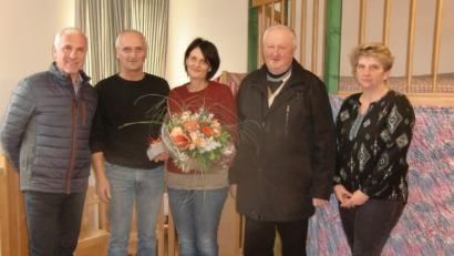 Bild: gz
Mit einem Blumenstrauß danken Pfarrer Erwin Bauer, Kirchenpfleger Anton Hochwart und Kirchenrat Karl Schmid (ab Zweiter von rechts) der langjährigen Leiterin Beate Sparschuh. Dem Dank schloss sich Kindergartenleiterin Ramona Zangl (rechts) an.
