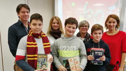 Bild: exb
Die Jurymitglieder Karin Wilnauer, Gisela Westiner, Claudia Hausmann und Deutsch-Fachbetreuer Andreas Fröhlich (hintere Reihe von rechts) gratulierten den Siegern des diesjährigen Vorlesewettbewerbs der sechsten Klassen am Johann-Andreas-Schmeller-Gymnasium und überreichten jeweils einen Buchpreis. Schulsieger wurde Simon Lechner (6a, Zweiter von rechts). Mit ihm in die Endrunde kamen Daniel Amode (6c, Mitte) und Markus Gerber (6d, Zweiter von links).