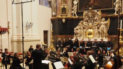 Bild: Franz Lahm
Weihnachtsgeschichte in barocker Musik erzählen eindrucksvoll ein Gesangsensemble erlesener Berufssänger und das brillant musizierenden Kammerorchester der Basilika Waldsassen unter Andreas Sagstetter.