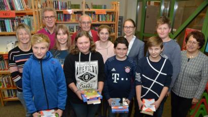 Bild: dob
Niklas Beck aus Eslarn (vorne, links) ist der beste Leser der Pfalzgraf-Friedrich-Mittelschule. Auf den weiteren Plätzen folgten Felicitas Levin, Lucas Troll und Timo Zellner (vorne, von links).