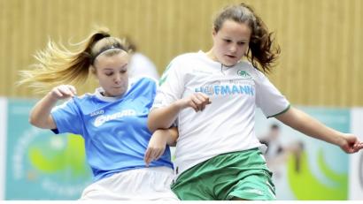 Bild: Hubert Ziegler
Ein Zweikampf im Spiel des TSV Theuern „blau“ (links) gegen die SpVgg Greuther Fürth. In der Abschlusstabelle stand der Gastgeber mit beiden Mannschaften ganz oben. Platz drei ging an den Bayernligisten Greuther Fürth.