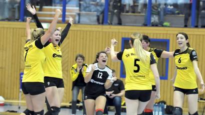 Bild: Ziegler
Die Volleyballdamen des SV Hahnbach sind nach dem knappen 3.2-Heimsieg gegen den SV Esting überglücklich vor Freude.



Bild: Ziegler