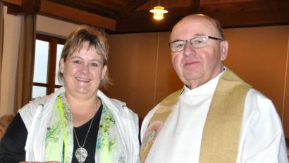 Bild: es
Frauenbund-Vorsitzende Sonja Schmid-Herdegen (links) überreichte Pfarrer Wilhelm Bauer eine Spende für die St.Jodok-Kirche.