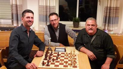 Bild: krb
Alexander Graf (links) holt sich ungeschlagen den Titel des Stadtmeisters. Zweiter wird Rudolph Schicker (rechts), Dritter Michael Vogt.