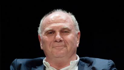 Bild: Marijan Murat/dpa
Bald gehen oder noch länger bleiben?Was macht Uli Hoeneß beim FC Bayern?