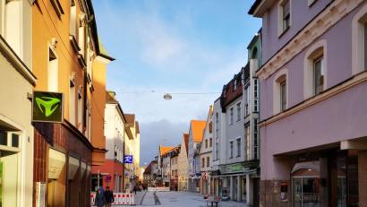 Bild: Thomas Dobler
Die Friedrich-Ebert-Straße, hier ein Blick in Richtung Marktplatz, ist seit Montag wieder befahrbar. Im Laufe des Nachmittags kamen die Sperren weg.