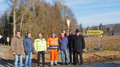Bild: enz
Bei der Schlussabnahme der Straßenbaumaßnahmen in Ernestgrün: (von rechts) Bürgermeister Klaus Meyer, Oliver Holmer, Bauleiter der Firma Hilgarth, Geschäftsführer Bernd Hilgarth, Seniorchef Theo Schaumberger, Wasserwart Konrad Hart, Geschäftsführer Johannes Schaumberger, Robert Ernstberger (Planungsbüro) und Stefan Döllinger (Geschäftsleitung Markt Neualbenreuth).