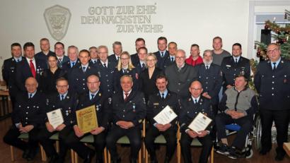 Bild: Dobmeier
Hochrangige Ehrungen und Beförderungen der Feuerwehrmänner stehen bei der FFW Weiden auf der Tagesordnung im Beisein der Vertreter von Hilfsorganisationen. Das Feuerwehrehrenkreuz in Gold erhalten Stadtbrandrat Richard Scheider (sitzend Fünfter von links) und Wolfgang Seider (rechts daneben) für 40 Jahre aktiven Dienst.