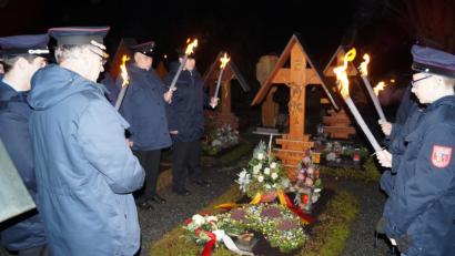 Bild: du
Im Fackelschein gedenken die Aktiven der Schirmitzer Wehr am Grab ihres vor 20 Jahren verstorbenen ehemaligen großen Förderers und Vorsitzenden Alfons Bock.